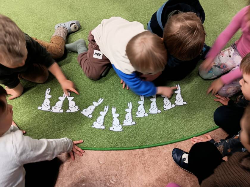 Lapset leikkivät