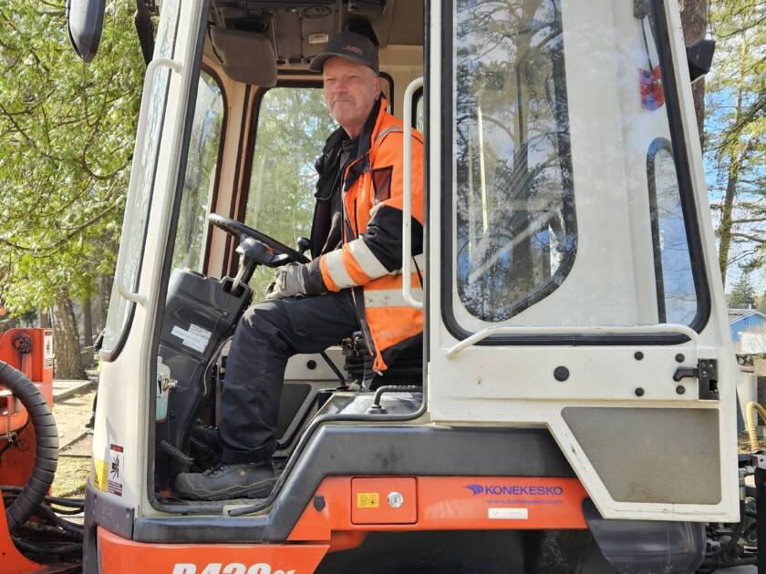 työntekijä työkoneen kyydissä