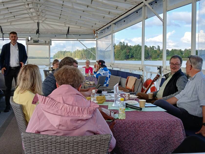 seurakuntalaisia ja ulkomaalaisia vierailijoita Tuusulanjärven lautalla