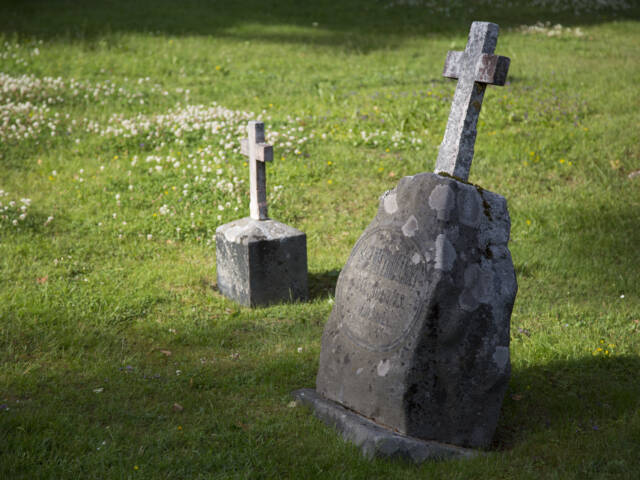 Kirkkopuiston vanhat haudat