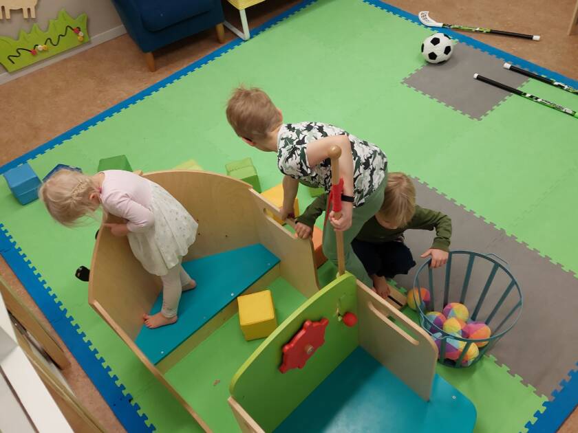 Lapset leikkivät