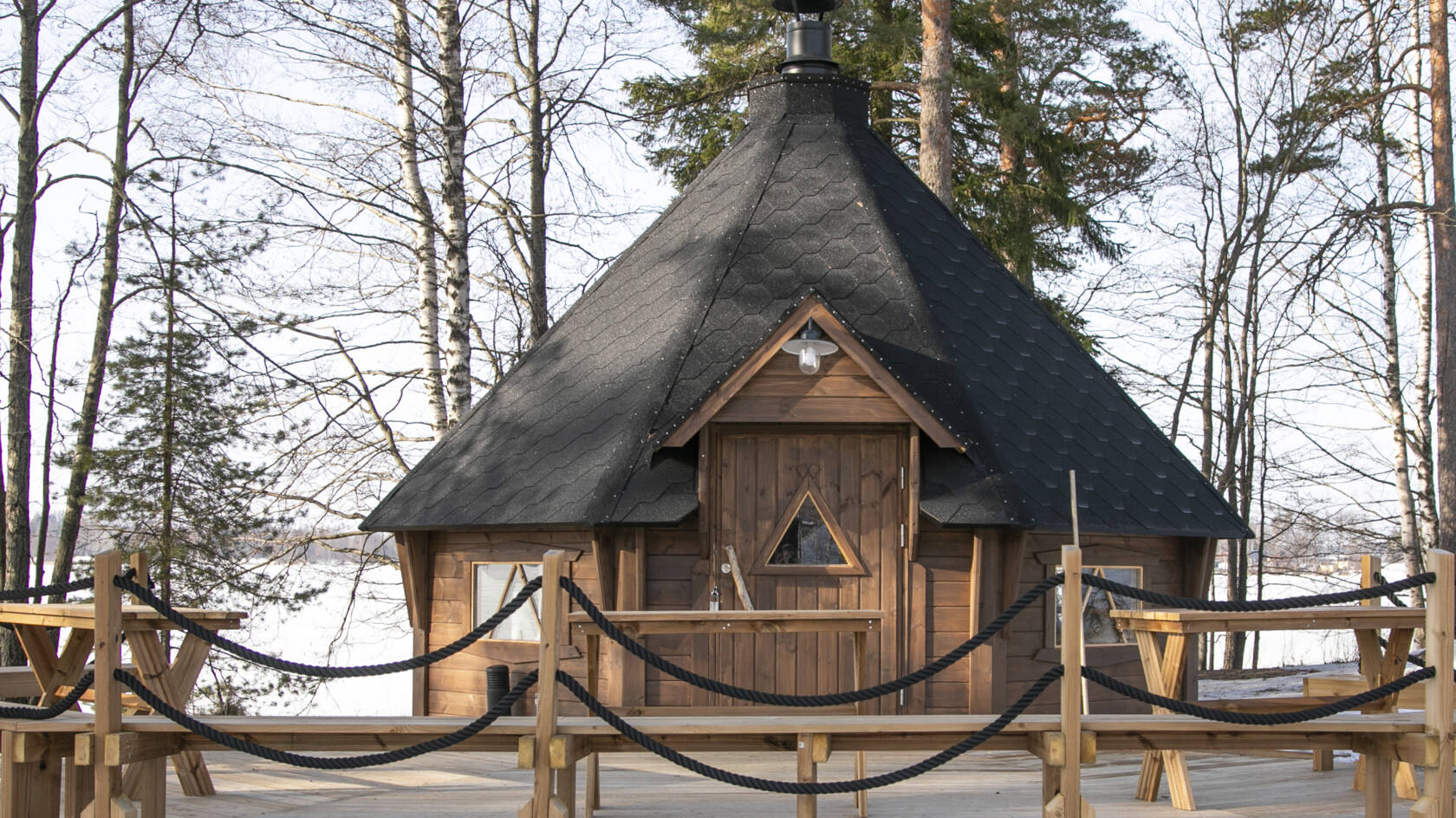 Rusutjärven leirikodin grillikota