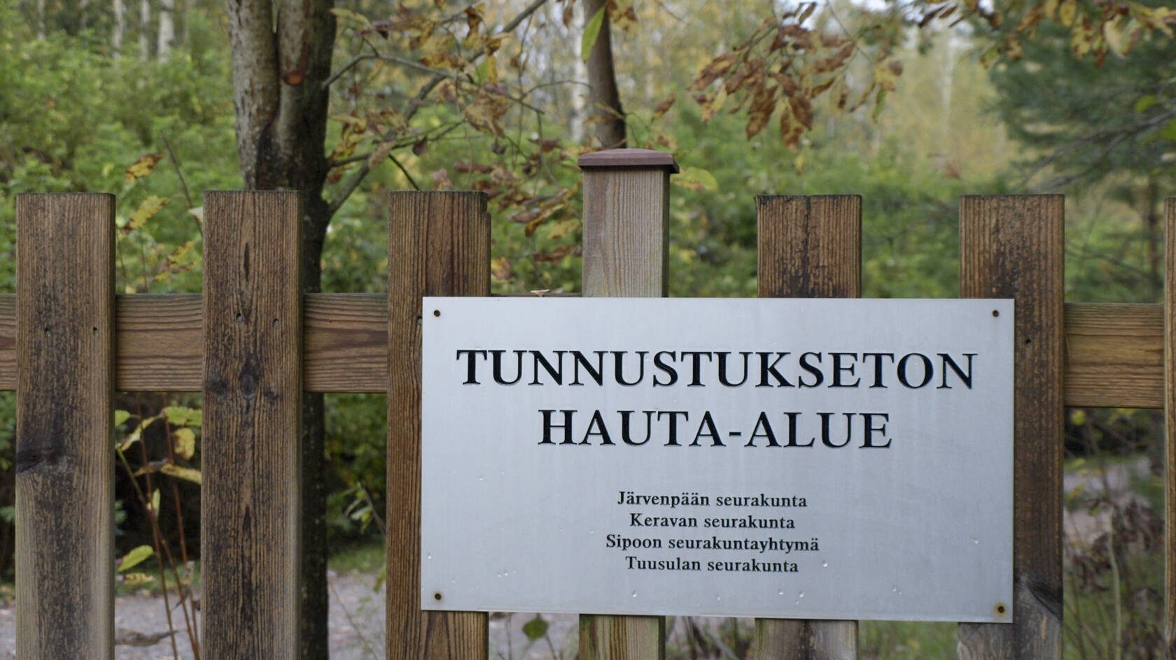 Tunnuksettoman hauta-alueen kyltti