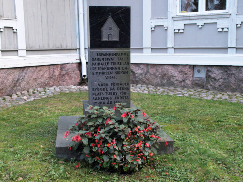 Tuusulan entisen kirkon muistomerkki
