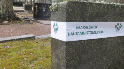 Nauhalla merkitty vaarallinen hautakivi