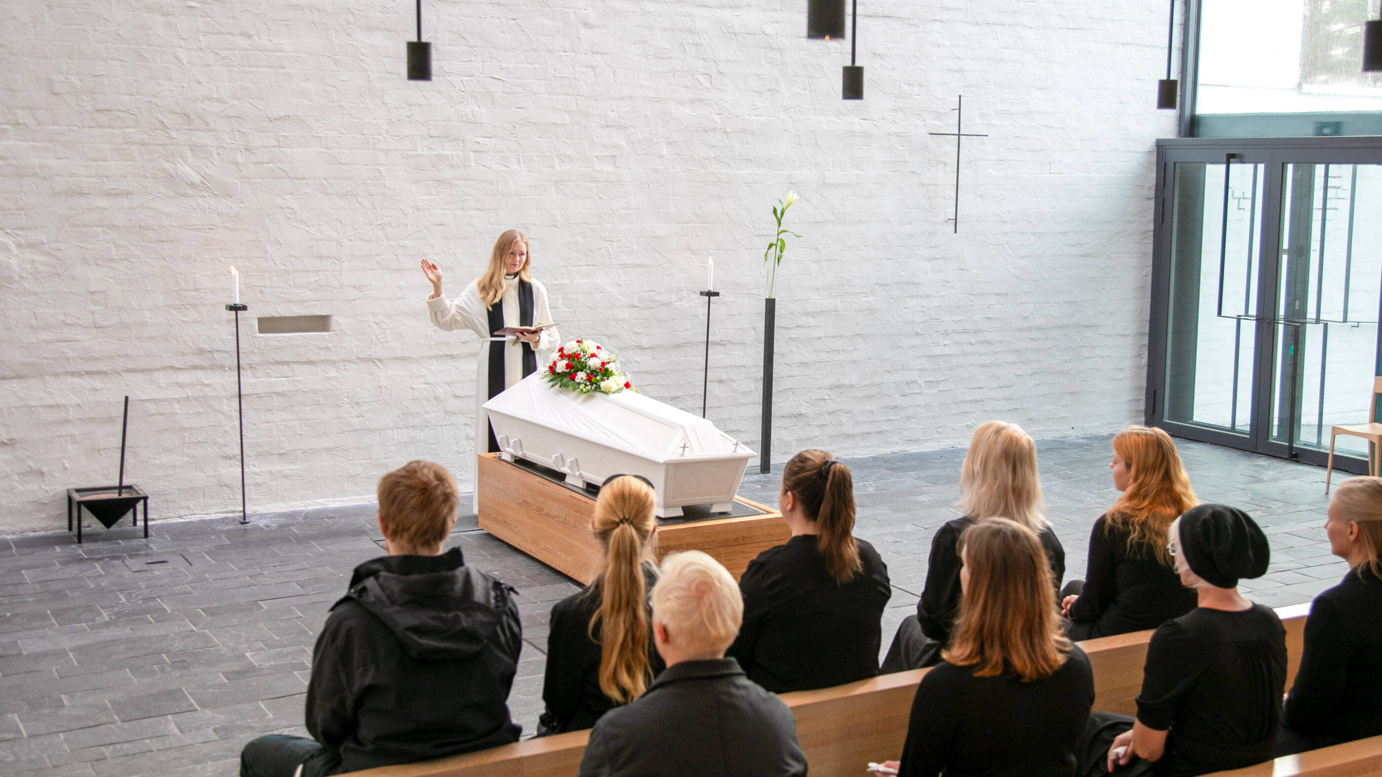 hautajaisväkeä