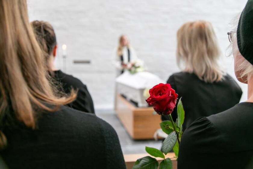 hautajaisväkeä