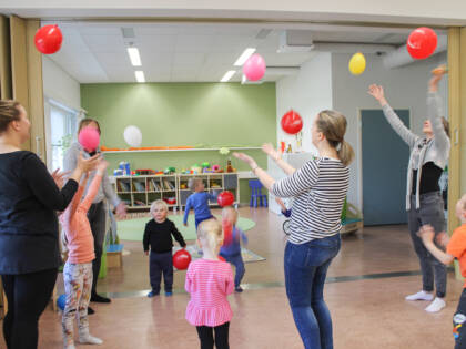 Lapset ja vanhemmat pelaavat