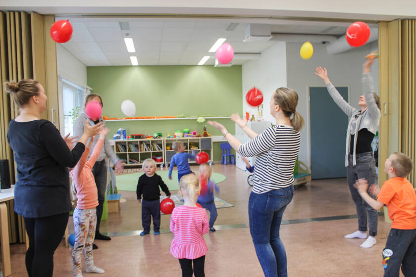 Lapset ja vanhemmat pelaavat