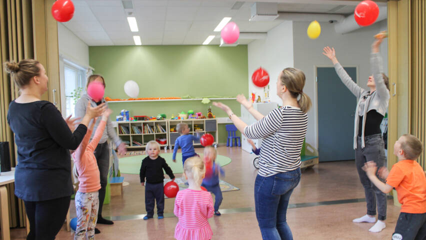 Lapset ja vanhemmat pelaavat