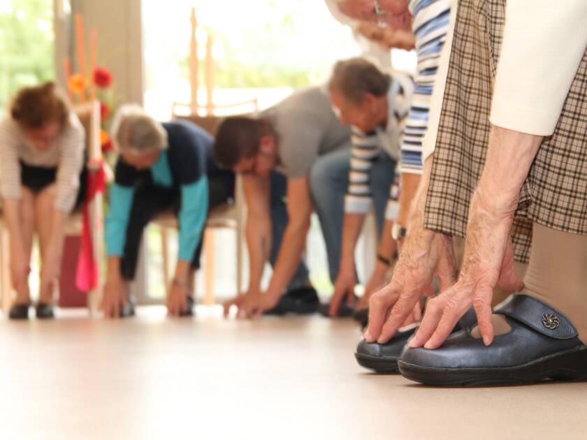 Seniorit venyttelevät