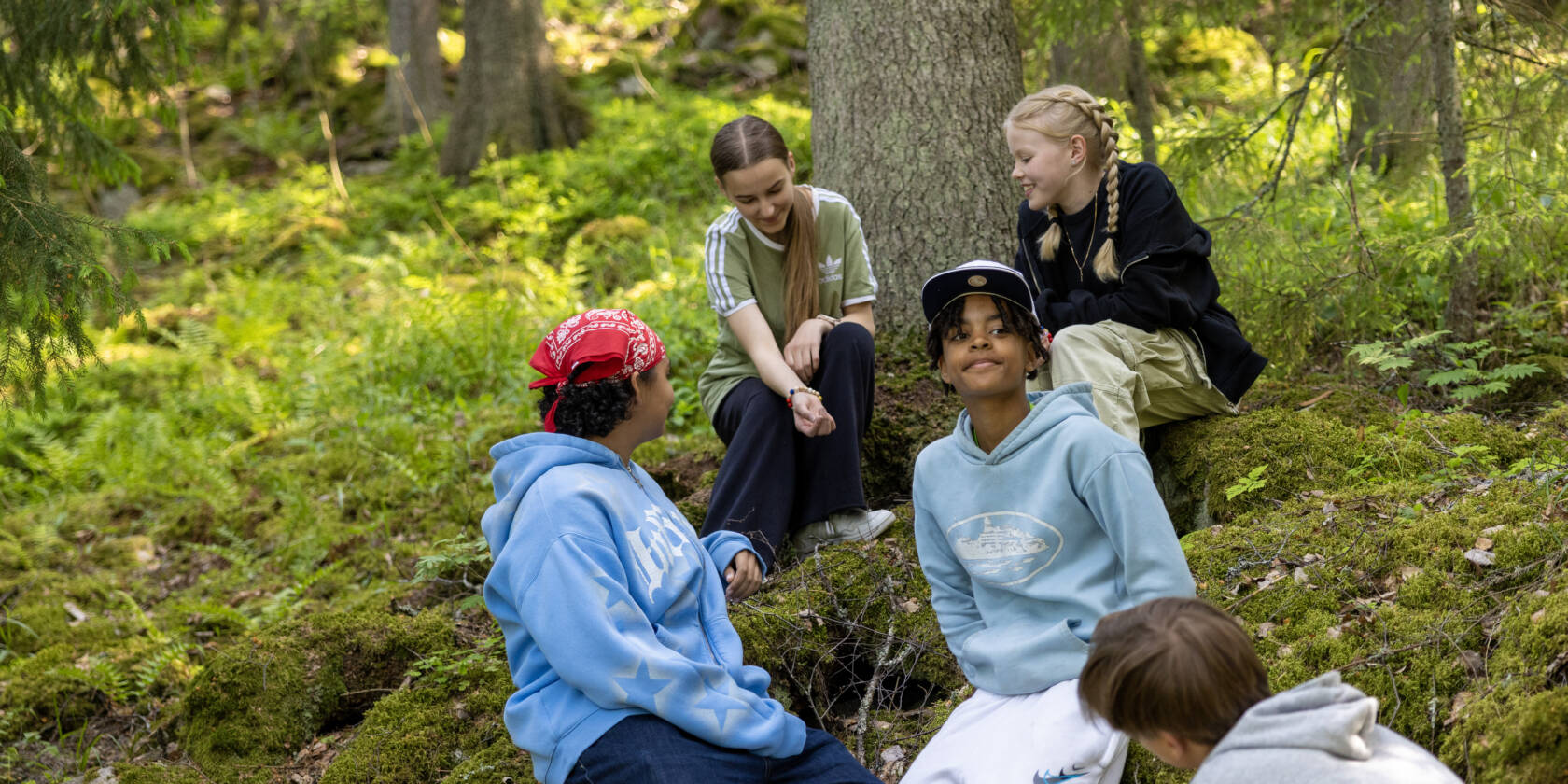 rippikoululaisia metsässä