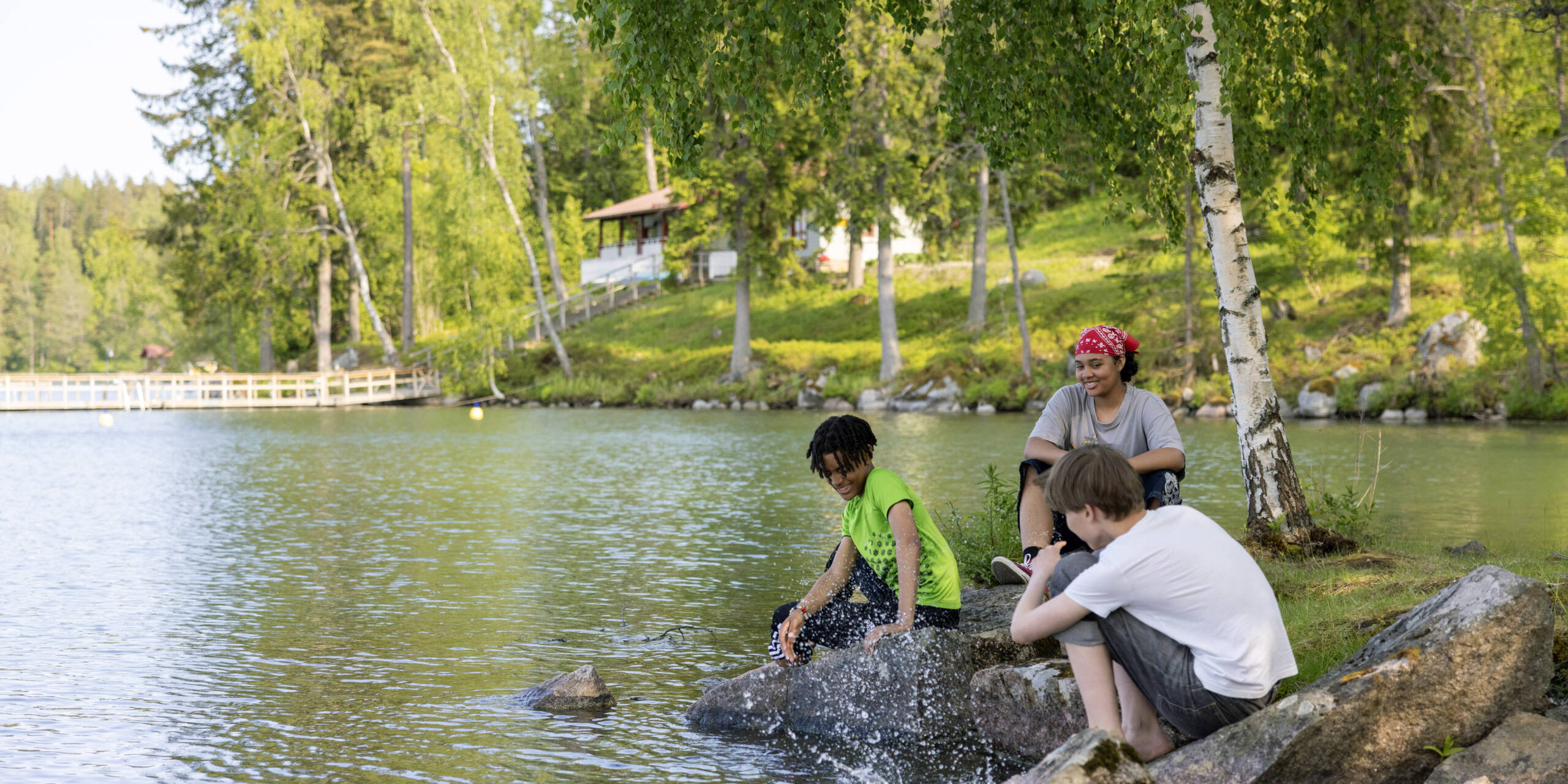rippikoululaisia järven rannalla