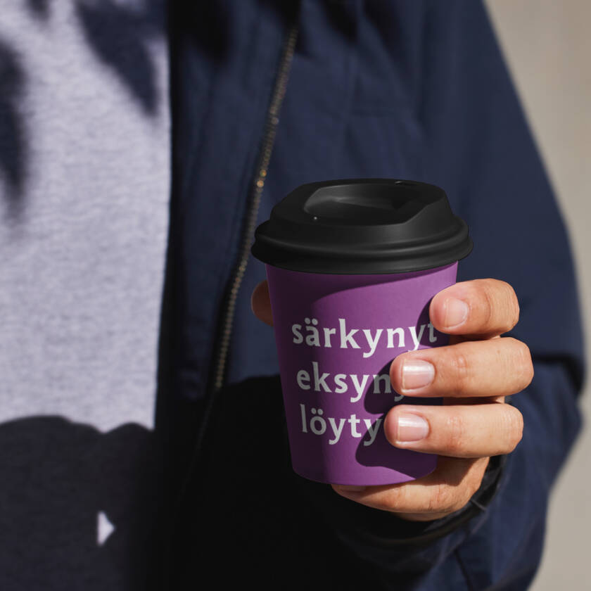 Kahvikuppi vaaliteksteillä