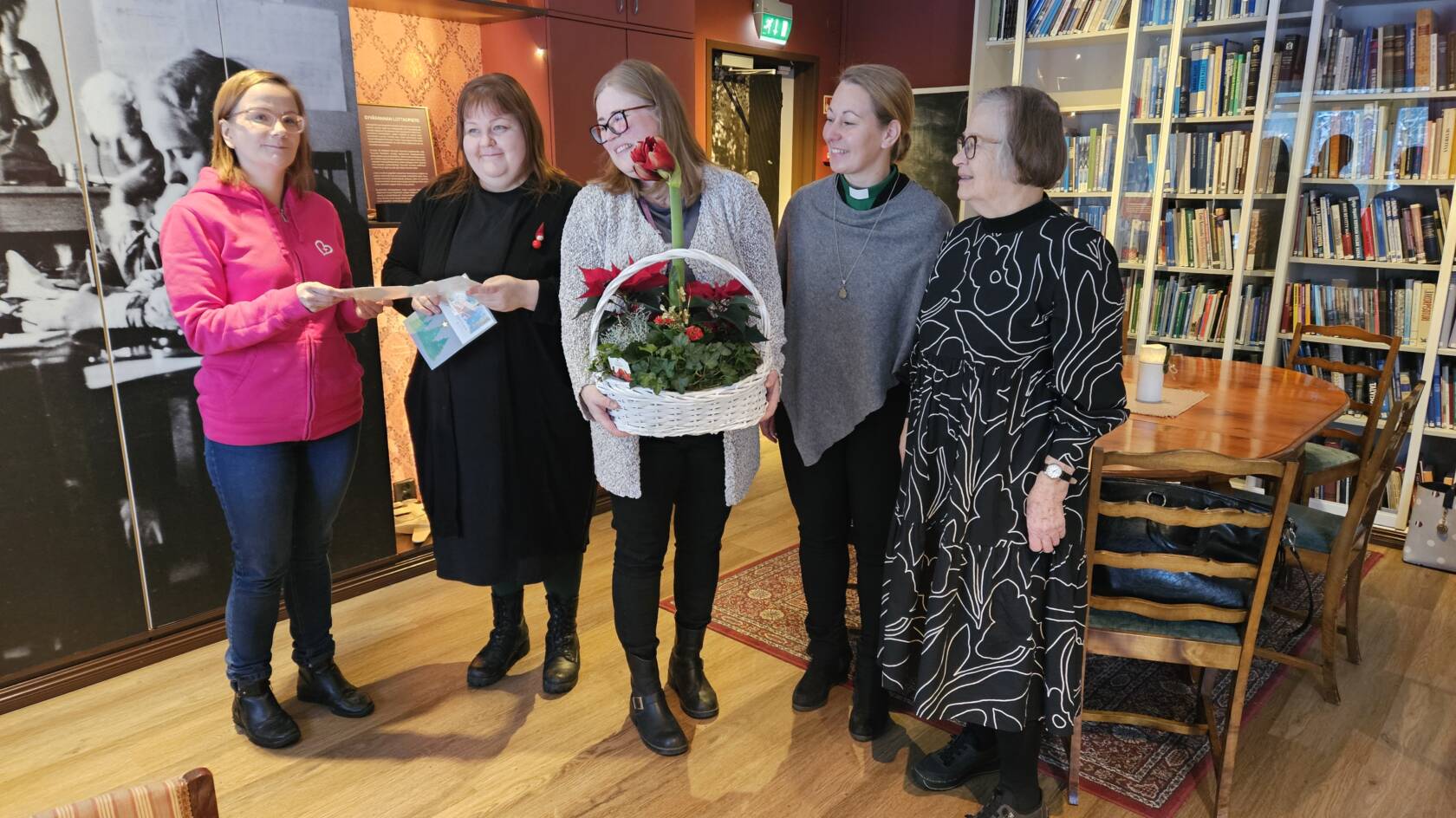 Katja Pääkkönen Yhteisvastuutoimistosta, Elina Tarvainen Lottamuseosta, Virpi Junnilainen Lotta Svärd Säätiöstä, Raita Karmavuo Tuusulan seurakunnasta ja Leena Jäntti Lottaperinneyhdistyksestä