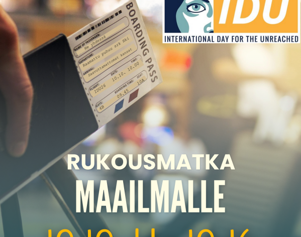 IDU 2026 rukouspäivän mainos, jossa käsi pitää matkalippua. Kuvassa lukee International day for the unreached ja 10.10.klo 10-16