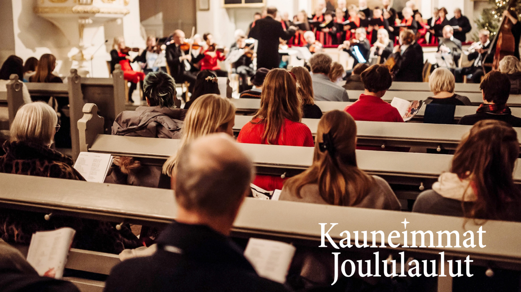 ihmiset laulavat joululauluja